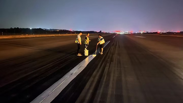 深夜，航班結(jié)束后，工作人員對跑道中心線進行復新_副本.jpg